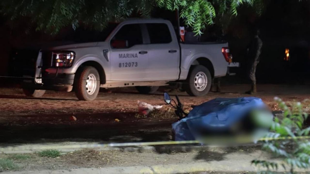 Sicarios aprovechan apagón y asesinan a balazos a joven motociclista al sur de Mazatlán