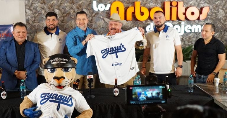 Presentación de la casaca con el nuevo patrocinador