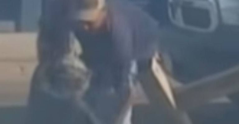 Ciudadanos ayudaron al adulto mayor.