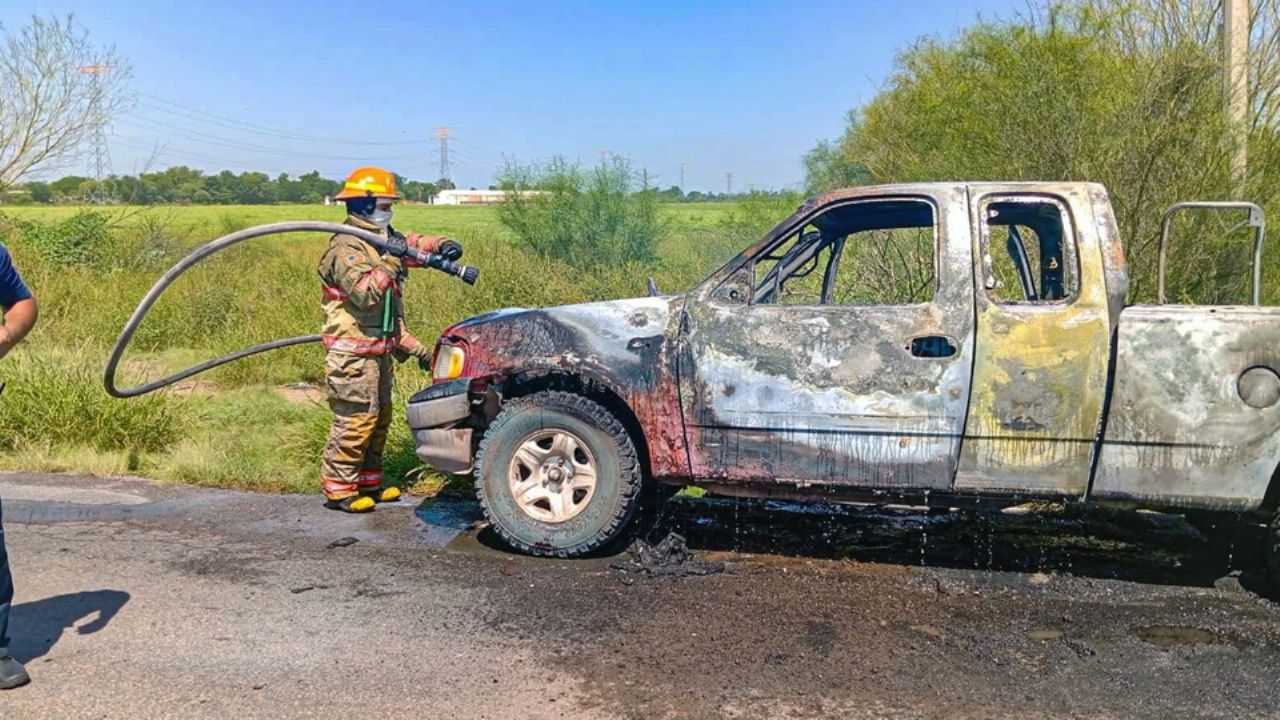 Voraz incendio arrasa con pick up en el Valle del Yaqui; la reportan como pérdida total
