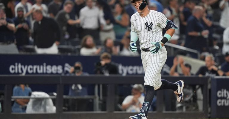 El jardinero recorre las bases después de uno de sus jonrones