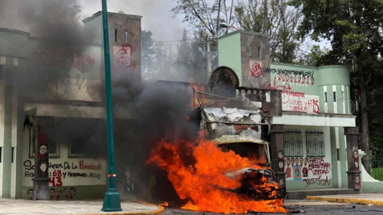 Familias de los 43 normalistas de Ayotzinapa derriban puertas del Campo Militar 1; incendian camión en Naucalpan