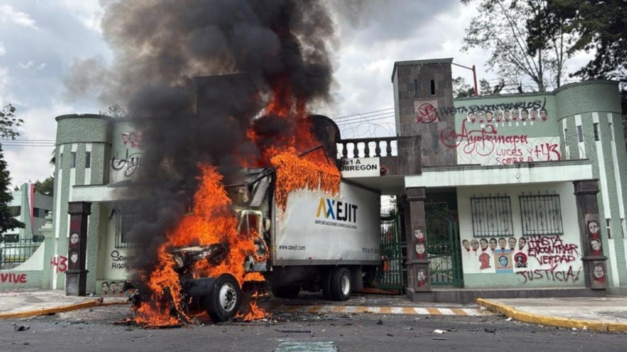 Familiares de los 43 normalistas queman camión, asesinan a agente en Guanajuato y más en Top 3 México