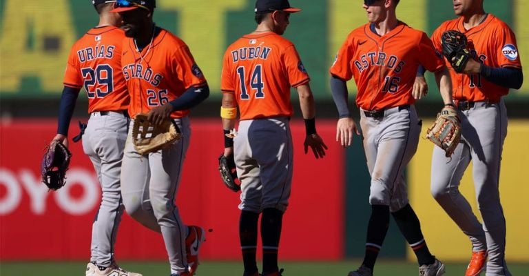 Los jugadores de Houston festejan la victoria