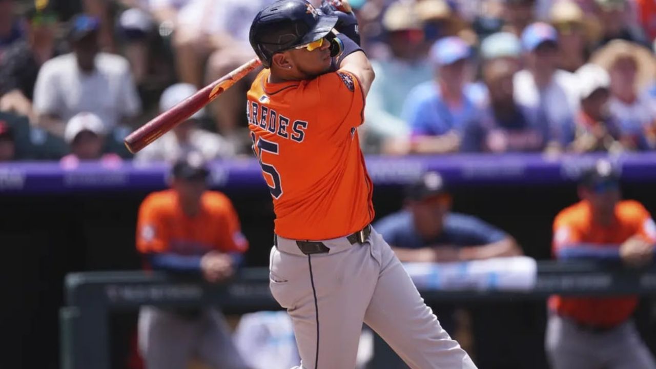 Mexicano Isaac Paredes contribuye a la paliza de Astros sobre los Athletics