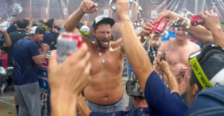 El zurdo celebra con sus compañeros