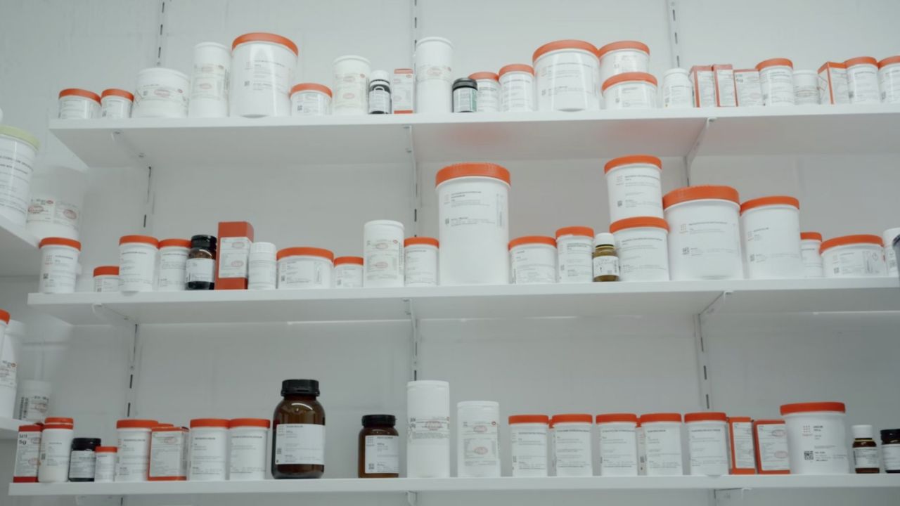 Guerra comercial: Donald Trump anuncia aranceles del 100% a medicamentos importados