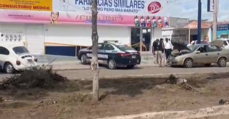 Agentes de Tránsito Municipal y de la AMIC auxiliaron al otro conductor involucrado