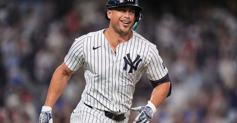 Stanton sonríe mientras hace su recorrido de bases