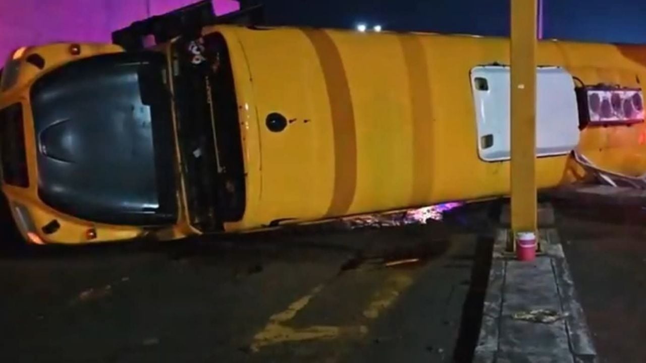 Ciudad Obregón: Al menos 5 personas lesionadas tras volcadura de camión en puente de la 300
