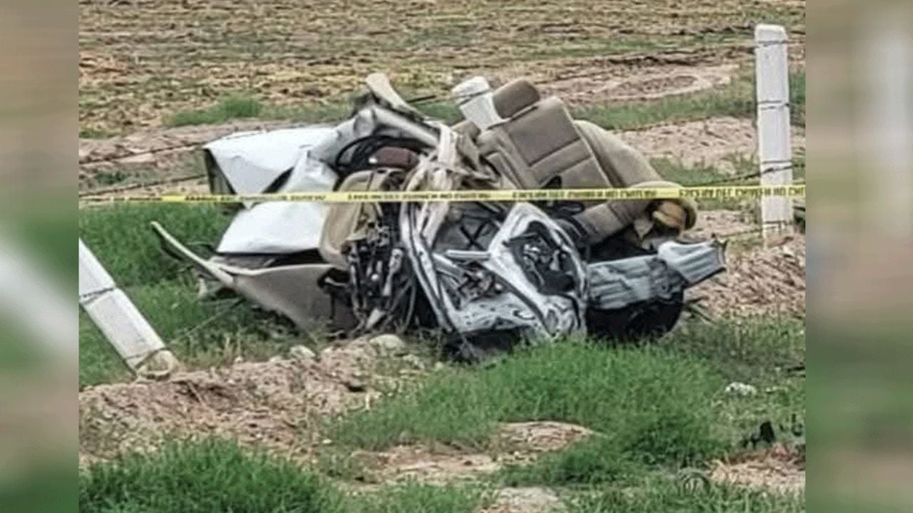 Accidente en carretera a San Luis Río Colorado deja dos muertos y auto destrozado (FOTOS)