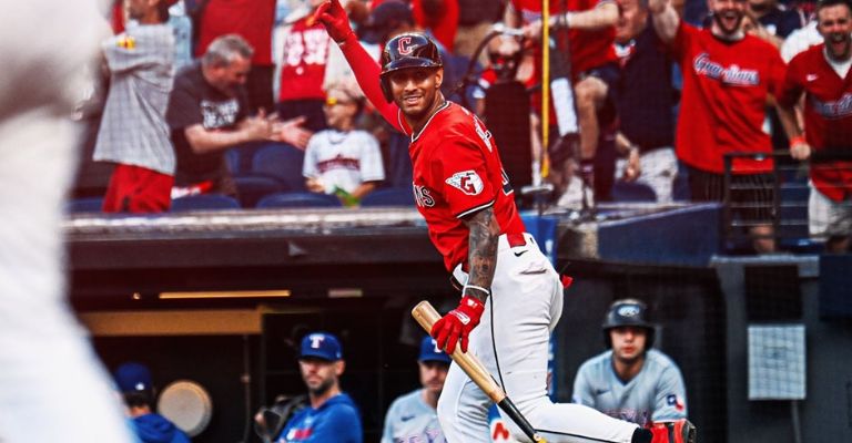 Rocchio festeja el jonrón de la victoria