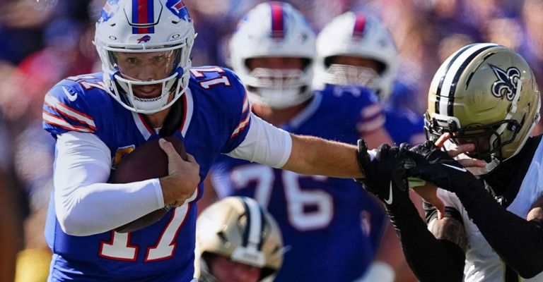 Allen se quita un defensivo de encima para avanzar