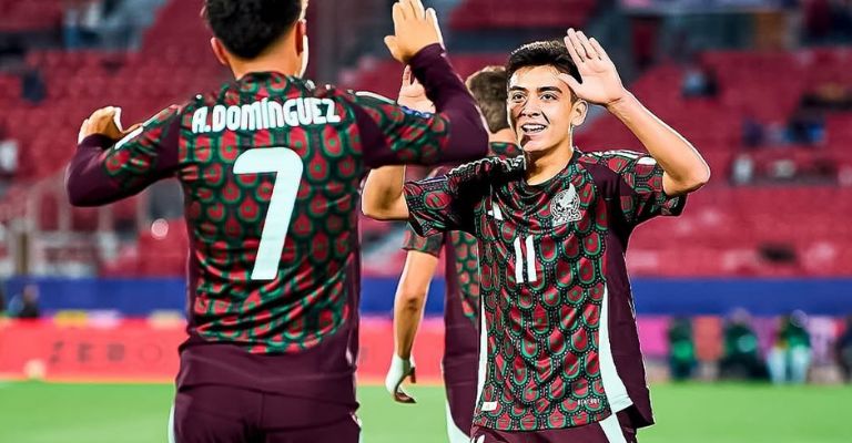 Domínguez celebra su gol con Mora