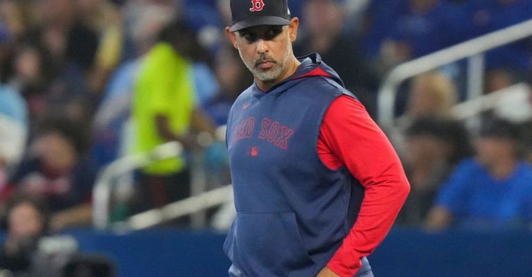 Cora y su equipo llevan mano en la serie de temporada