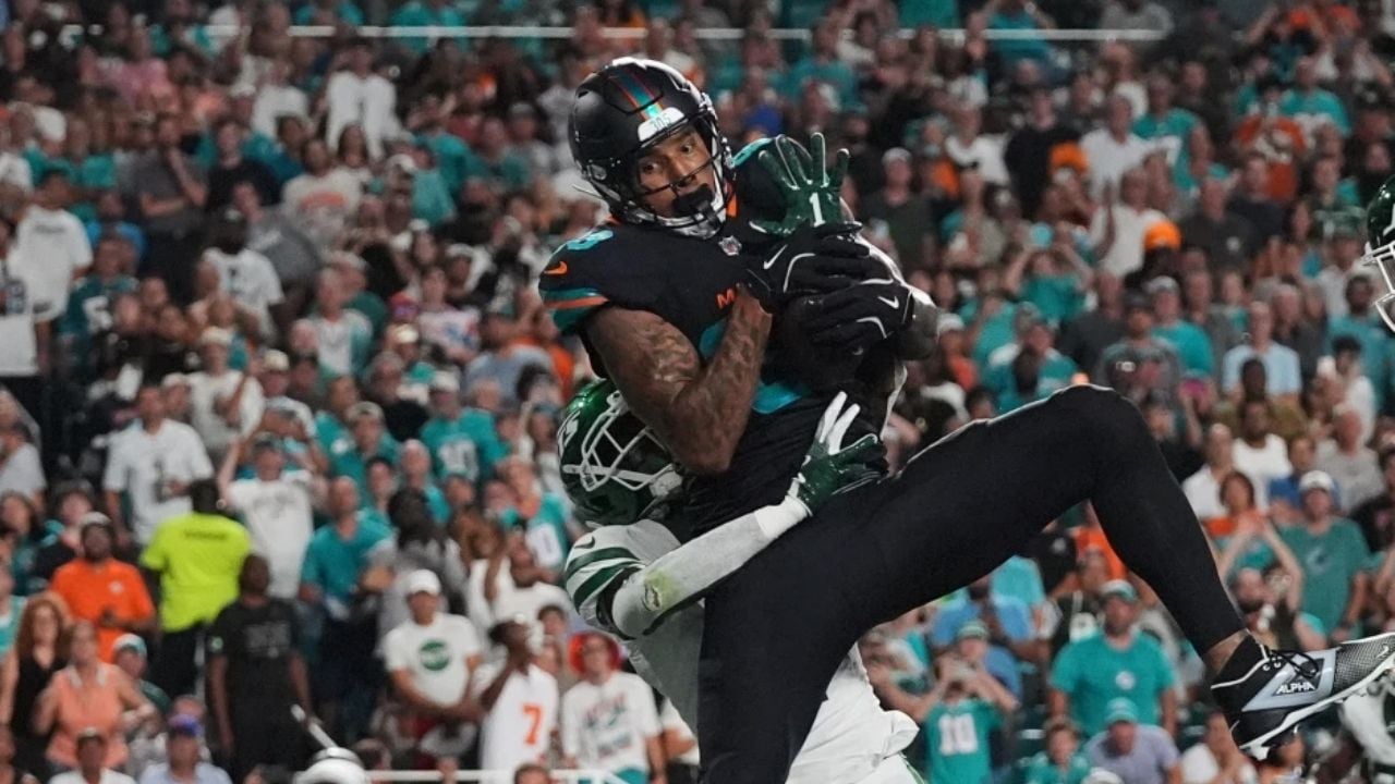 Jornada agridulce para Miami Dolphins; suman su primera victoria, pero pierden a Tyreek Hill