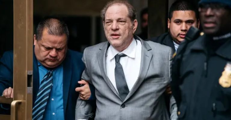Harvey Weinstein enfrentará nuevos cargos de índole sexual y se pospone su sentencia por agresión a su exasistente