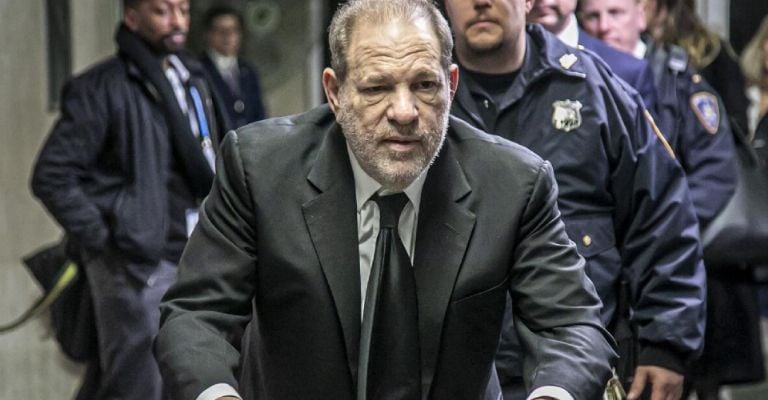 Harvey Weinstein enfrentará nuevos cargos de índole sexual y se pospone su sentencia por agresión a su exasistente