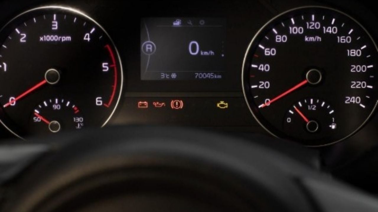 Qué significa el signo de exclamación en el tablero del carro