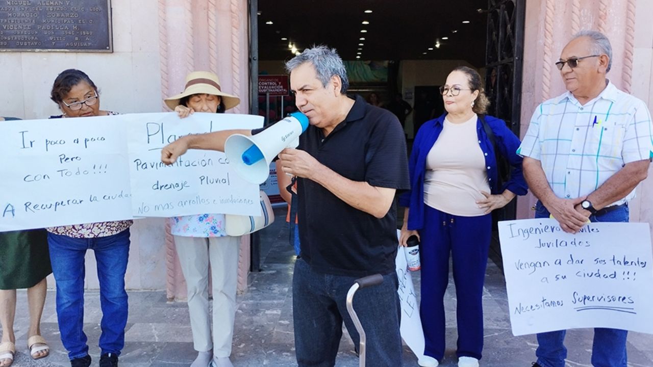 Ciudad Obregón: Protestan por drenajes colapsados y calles intransitables en Palacio Municipal