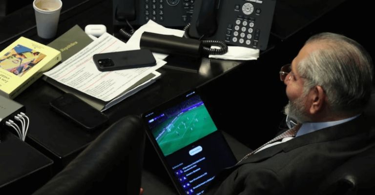 Adán Augusto López, es captado viendo un partido de fútbol durante la comparecencia