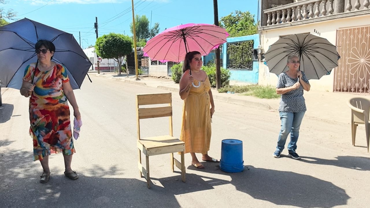 “Ya no aguantamos más”: Vecinos de Ciudad Obregón bloquean calle por inundaciones en la colonia Machi López