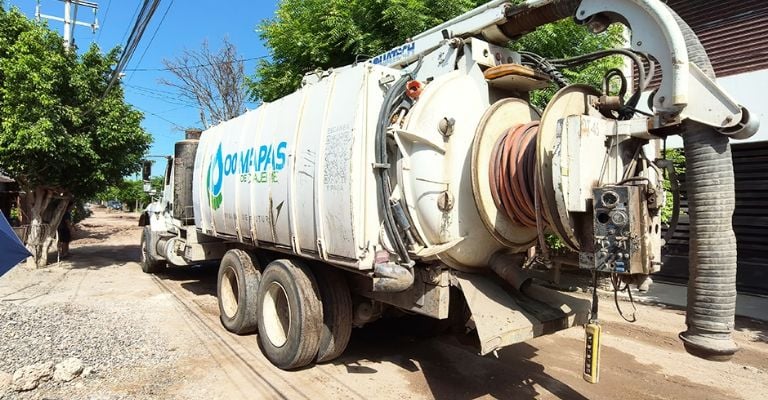 Vecinos de Ciudad Obregón bloquean calle por inundaciones en la colonia Machi López