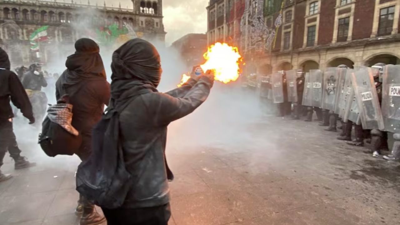 Se registran enfrentamientos entre manifestantes y policías en marcha del 2 de octubre en la Ciudad de México