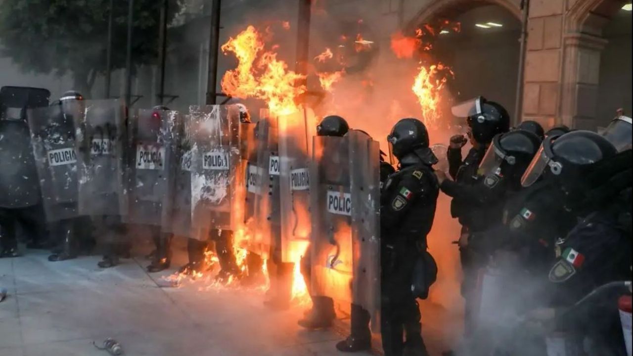 2 de octubre: SSC confirma 94 policías heridos tras enfrentamientos en el Zócalo capitalino