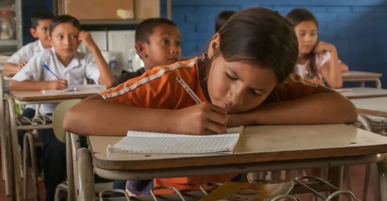 El Salvador: Gobierno prohíbe lenguaje inclusivo en escuelas