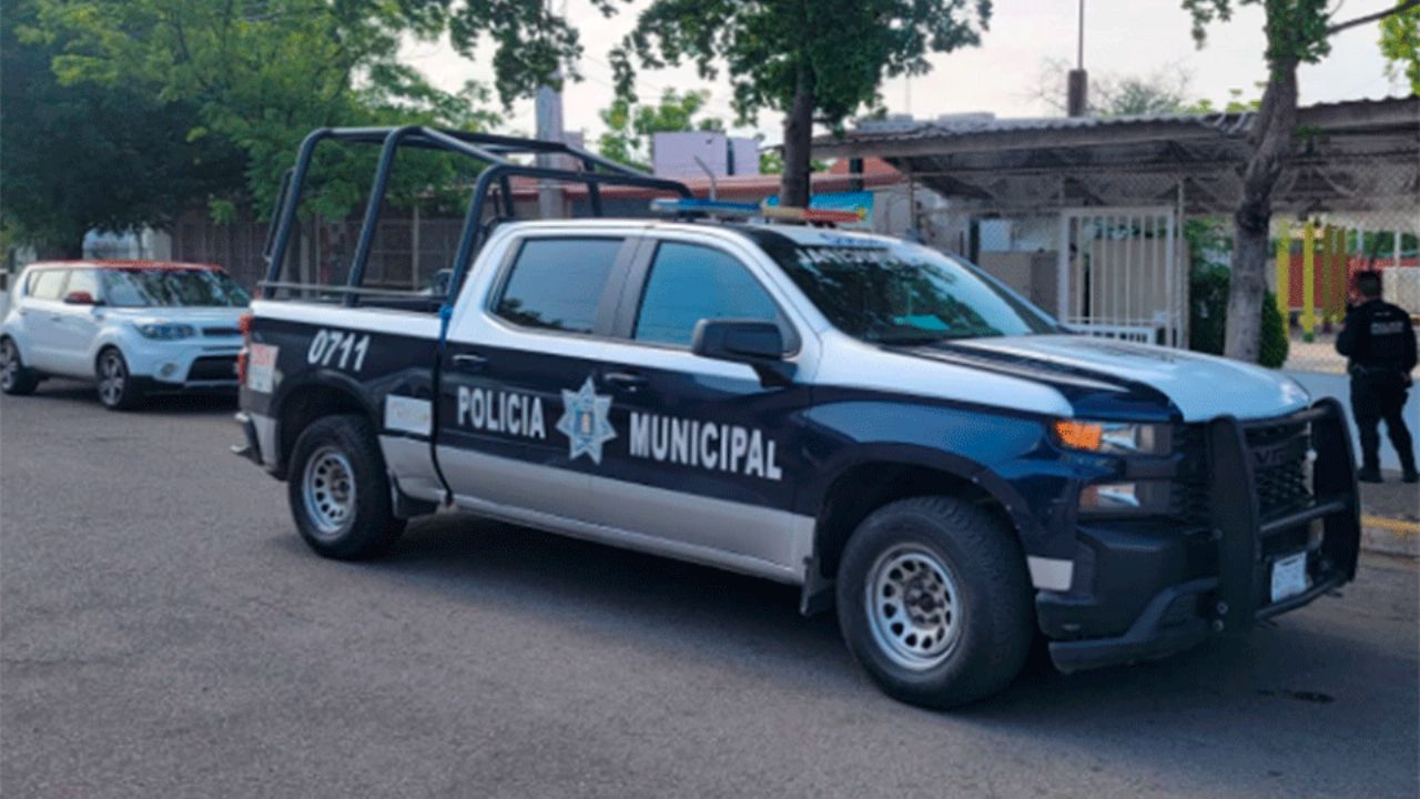 Delincuente intentó huir lanzándose a un canal, pero la policía lo atrapó en Culiacán