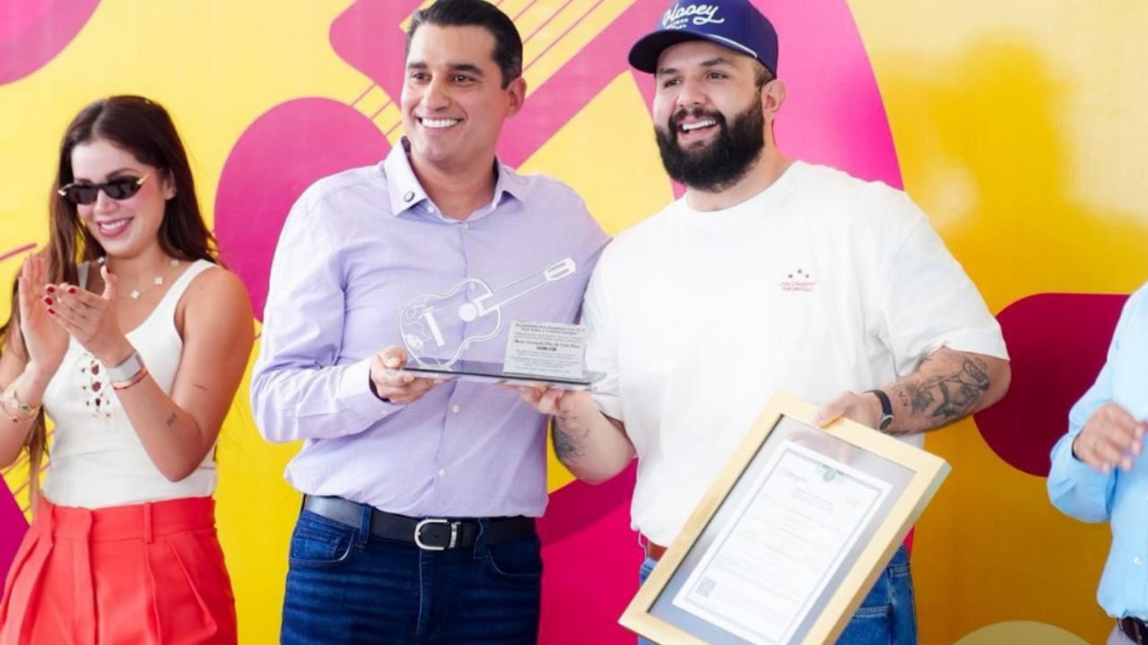 Reconocen a Carín León como exalumno destacado de la secundaria 4 en Hermosillo