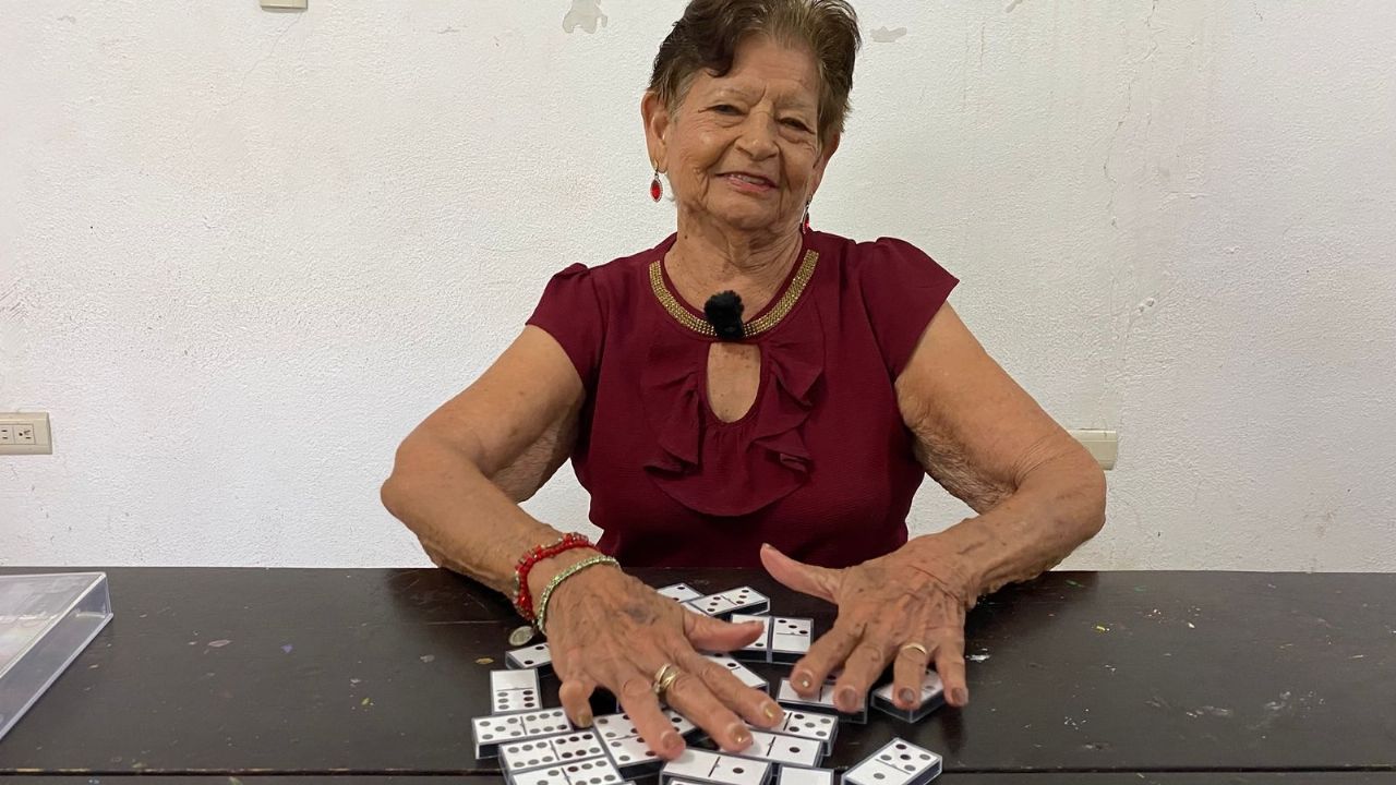Navojoa: A sus 90 años de edad, Aurora es la reina del dominó en el sur de Sonora