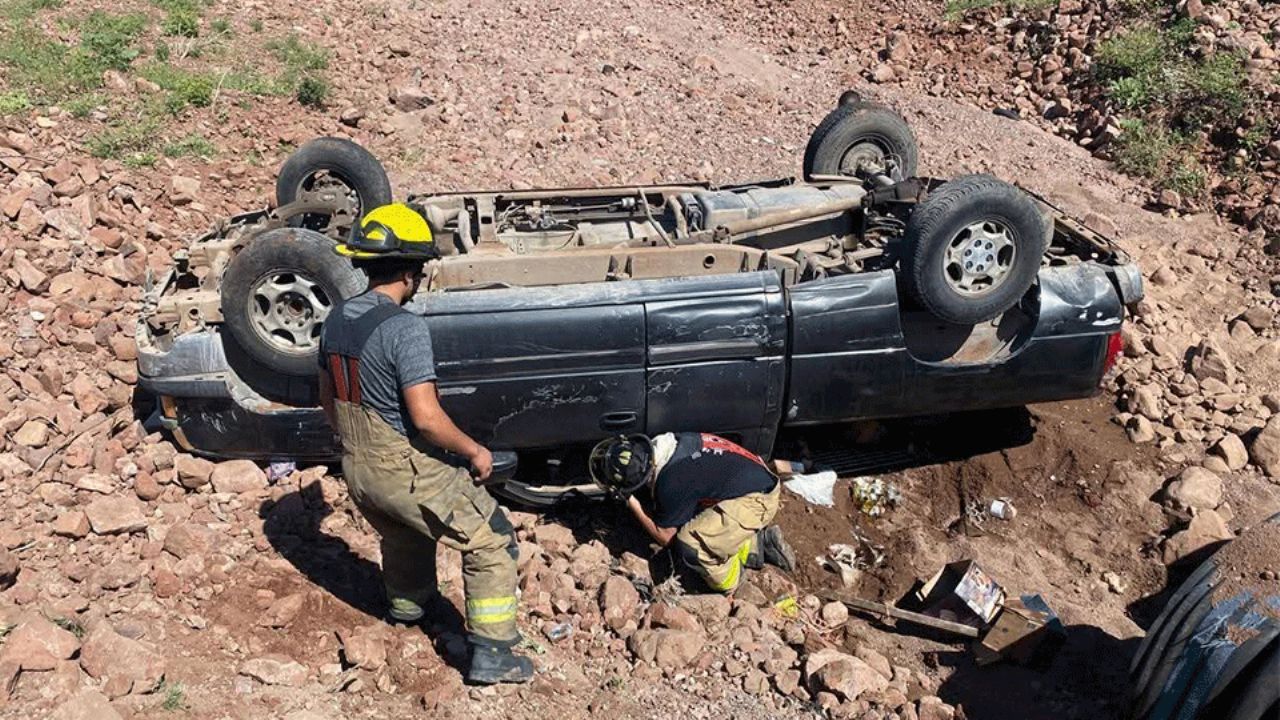 Dos accidentes sacuden Guaymas; un vehículo destrozado y familia de cuatro recibe atención
