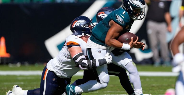 La defensa mantuvo a raya a Hurts