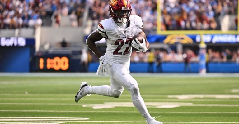 Crosley-Merritt entra caminando a la zona de anotación