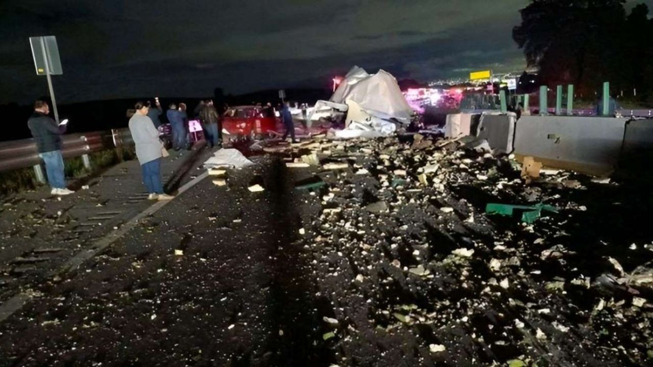 ALERTA en la autopista México-Puebla: Volcadura de tráiler causa TRÁNSITO LENTO