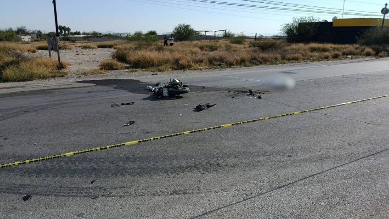 Conductor arrolla y mata a joven motociclista en carretera de Coahuila; se dio a la fuga