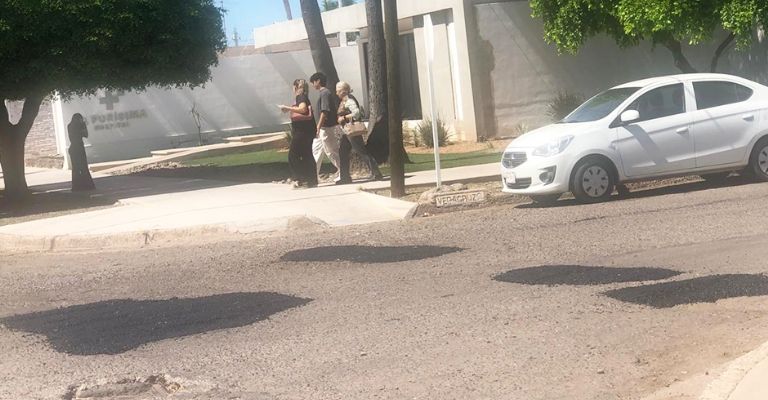 Realizan bacheo en vialidades principales de Ciudad Obregón con más de 300 metros cúbicos de asfalto