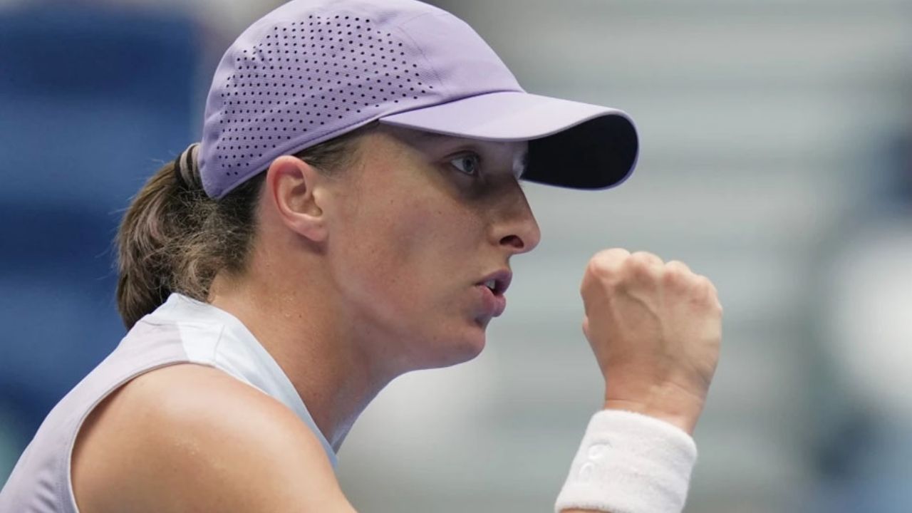 La campeona de Wimbledon, Iga Swiatek ‘camina’ en su debut en el Abierto de Wuhan