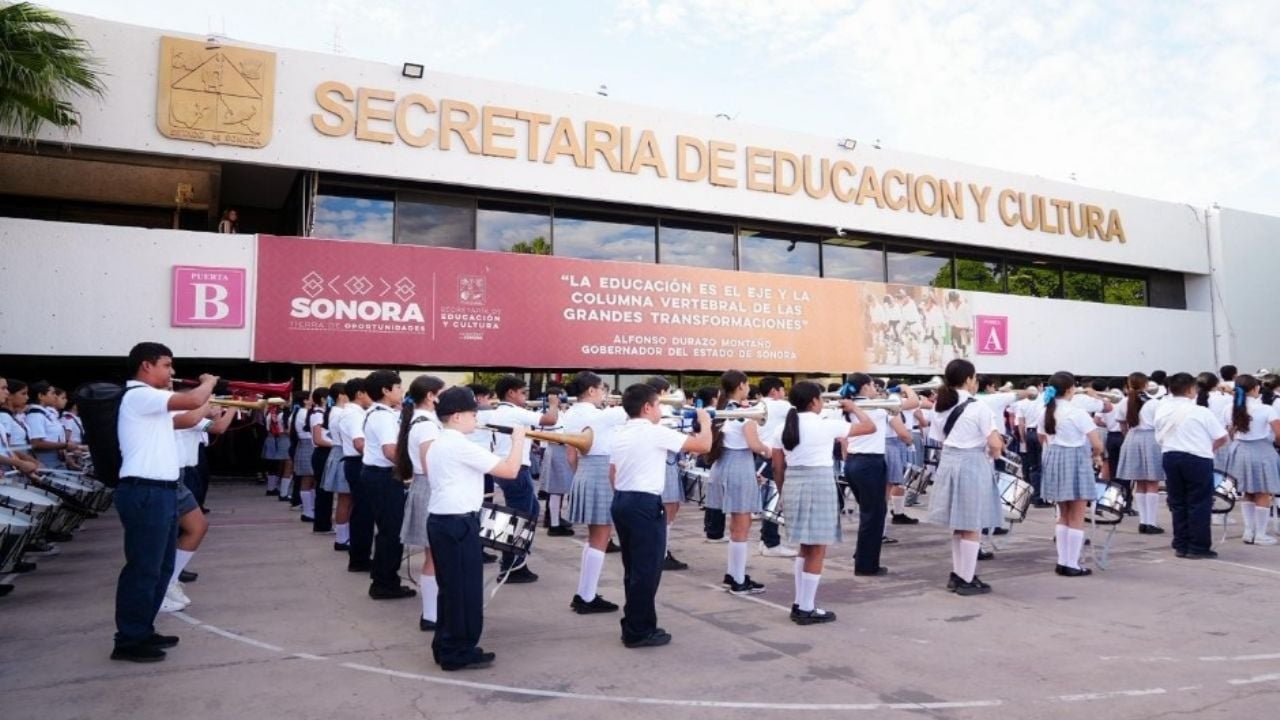 Conforman 184 alumnos de secundaria la primera Banda de Guerra Monumental en Sonora