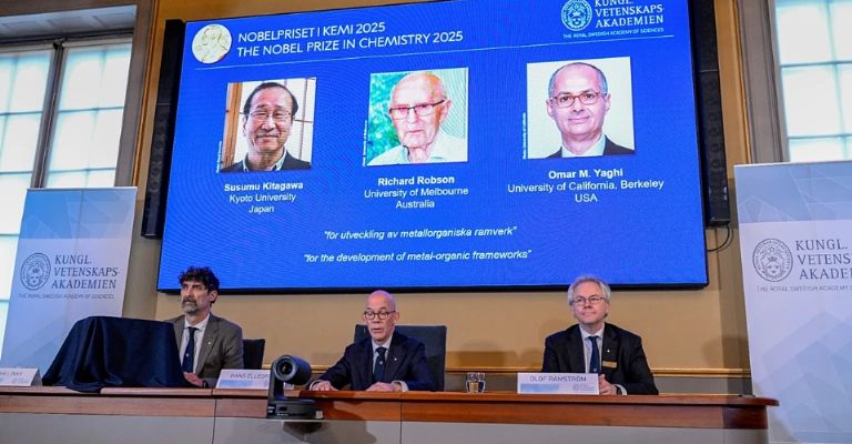 Conceden el Nobel de Química 2025 a los creadores de una nueva forma de arquitectura molecular