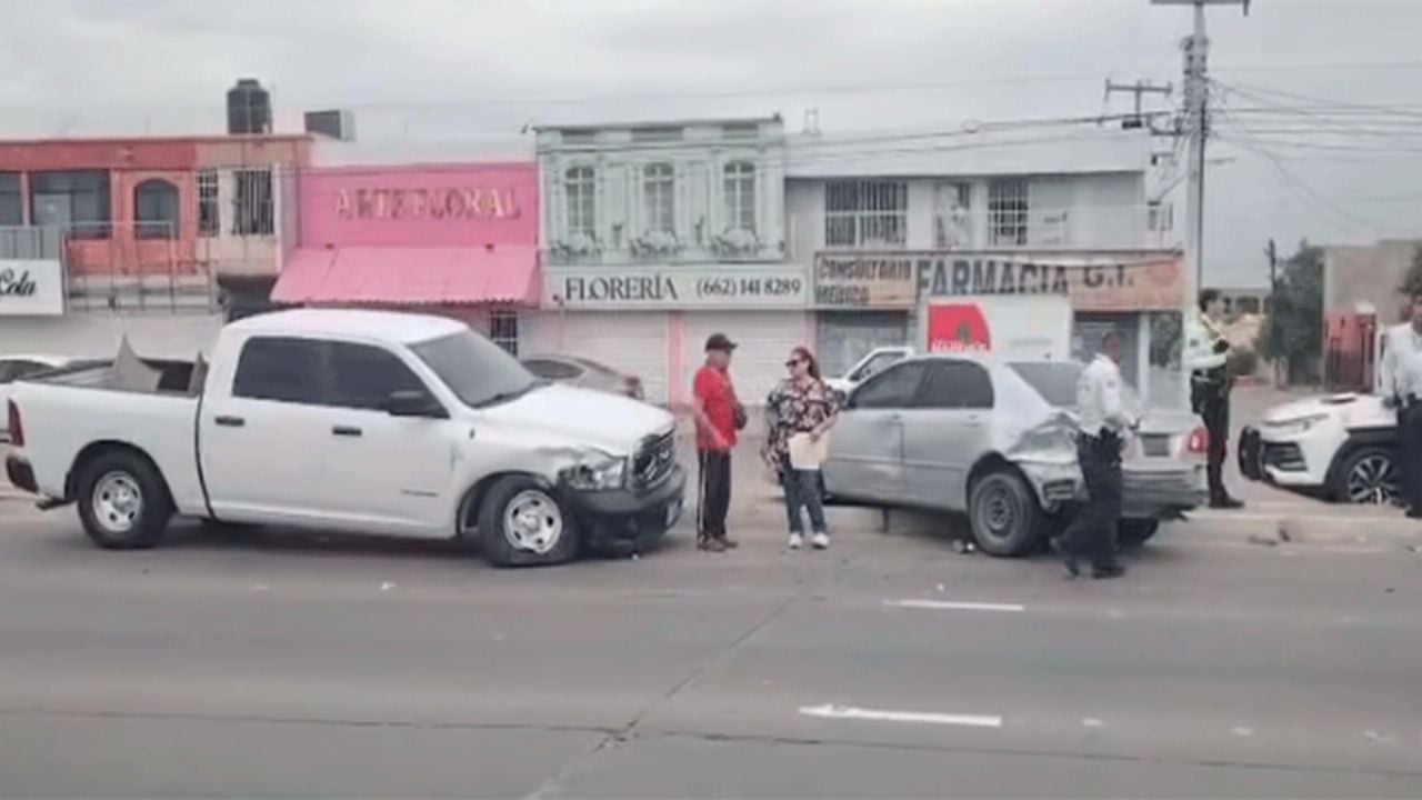 Accidentes en Hermosillo: Camioneta de la AMIC choca y mujer se estrella contra un árbol