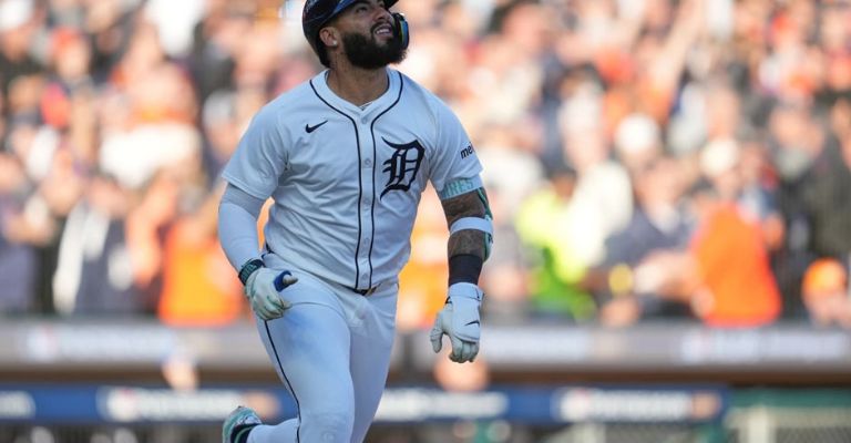 Gleyber observa el vuelo de la esférica