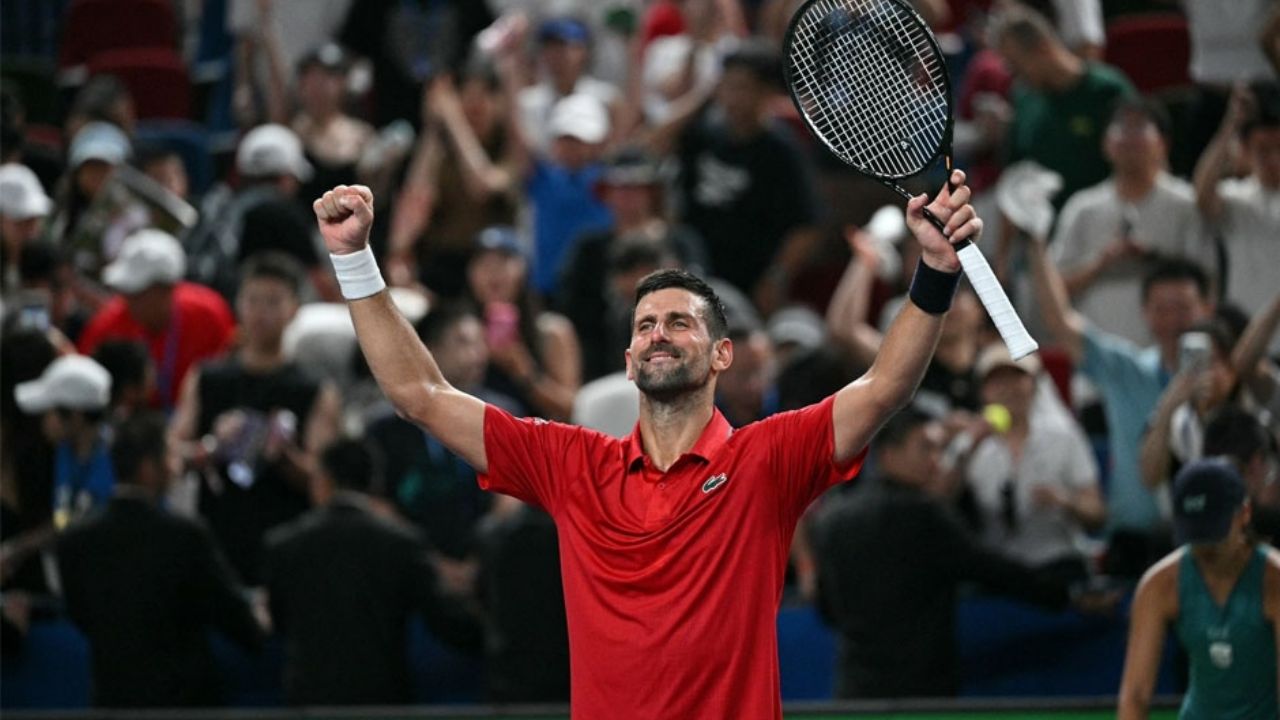 Crece la leyenda; Djokovic avanza a semifinales del Masters de Shanghái