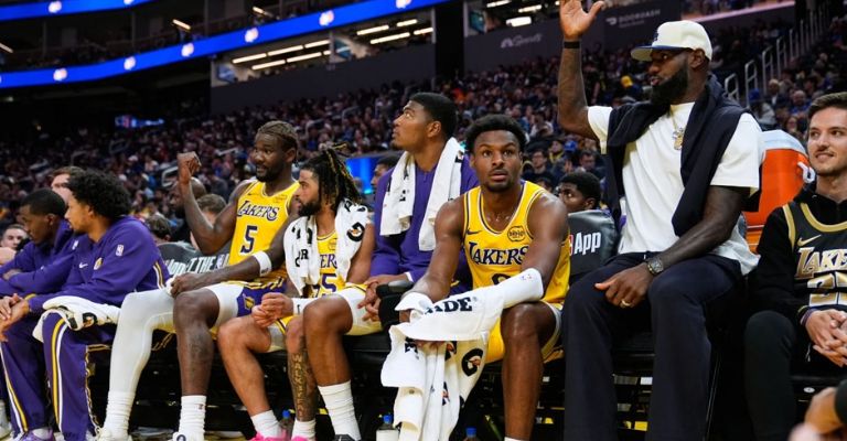 LeBron ha estado con el equipo, pero en la banca