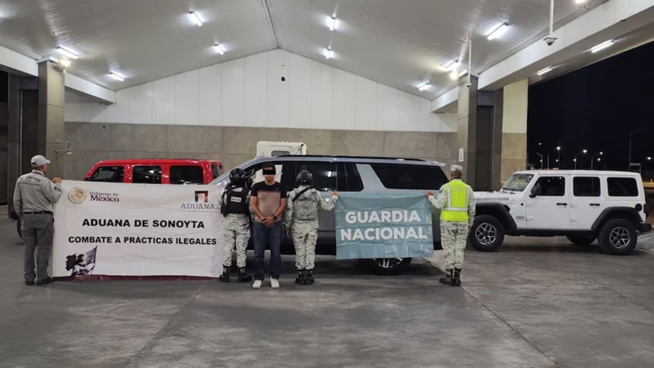 Sorprenden a chofer de tráiler con tres autos de alta gama ocultos en garita de Sonoyta