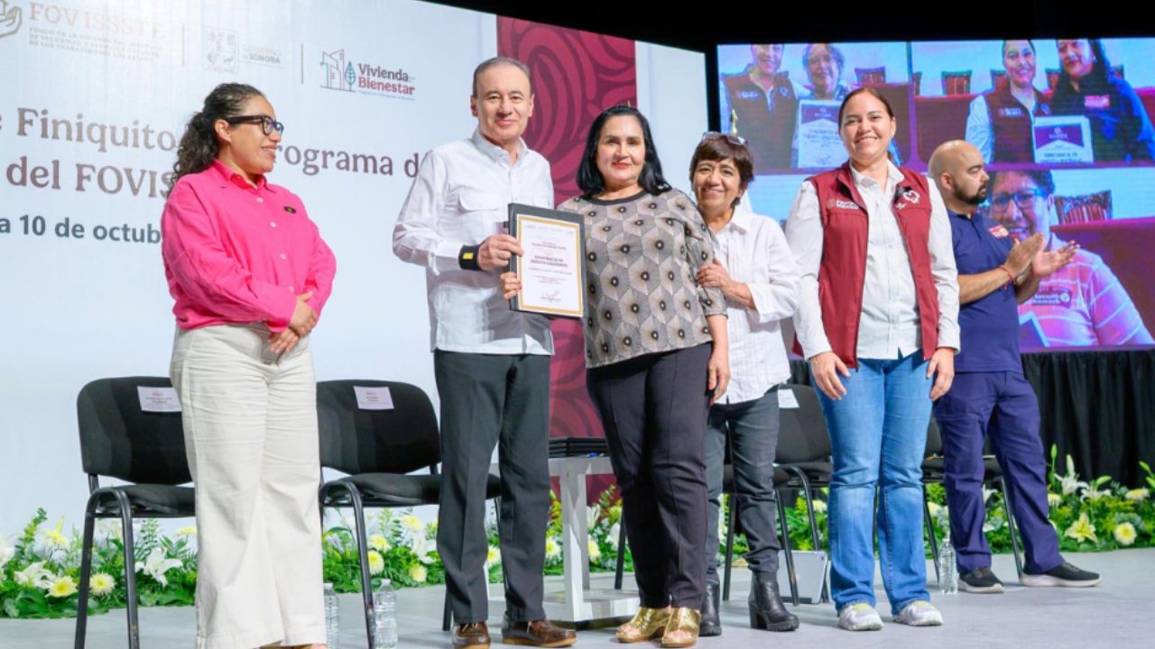 Entrega gobernador de Sonora, Alfonso Durazo, títulos de vivienda del Fovissste