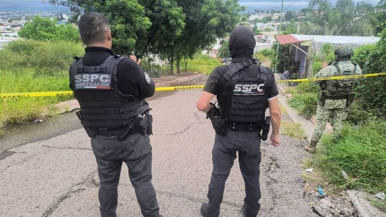 Hallan a sujeto ejecutado a balazos en un terreno baldío de Culiacán; estaba esposado