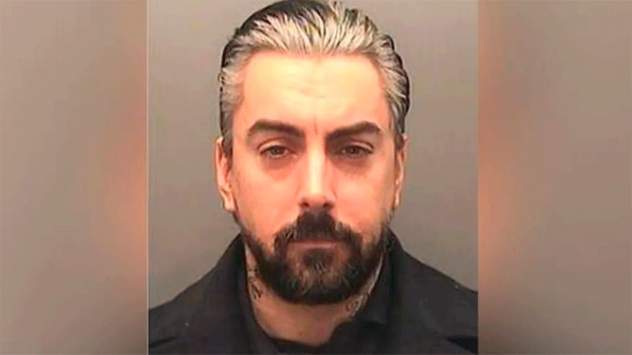 Ian Watkins, condenado por abuso sexual, muere degollado en prisión del Reino Unido